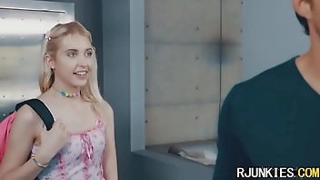 नग्न सौतेली बेटी