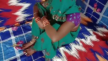 सास को कुतिया बना के चोदा तो सास बोली तो तू कुत्ता है