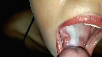 Chupada de verga con gran descarga de semen en la boquita de susy.