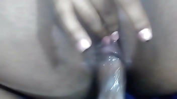 बिग लूट आबनूस आबनूस एक अच्छा blowjob मोज़ा में उसके सौतेले बेटे को छेड़ता है और मैं सवारी करते समय सह