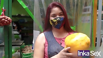 Katy Sex hermosa venezolana vende su rica fruta y es sometida por peruano