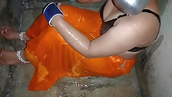 बाथरूम में नहाते समय