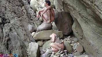 गुफा महिला सेक्स के लिए आती है और उसके सभी छेद भर जाती है
