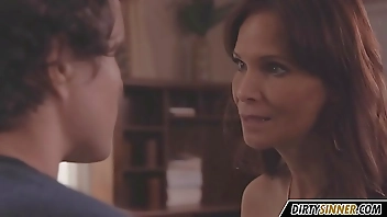 सेक्सी सौतेली माँ के साथ रोमांटिक सेक्स