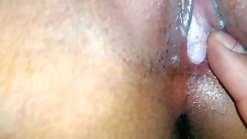 मैं एक लड़की को कुछ पैसों के लिए अपनी वर्जिनिटी देने के लिए मनाता हूं। (रियल)