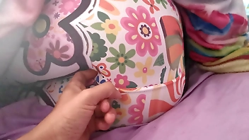 Manoseando a mi roomie culona, me la folle (parte 1)