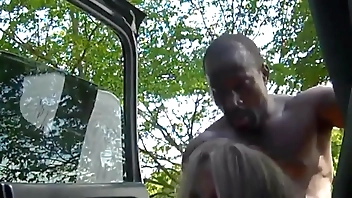 Hermosa esposa con un negro mendigo