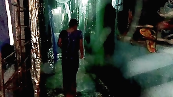 आशु भाभी बारिश में नहाती हुई अकेली रात में जब कोई नहीं था तो बारिश का मजा लेती हुए
