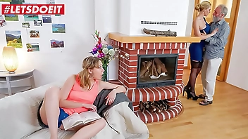 LETSDOEIT - मेरे सौतेले पिता मेरे और मेरे एमआईएलए स्टेपम के साथ सेक्स किया था (क्लारा और मिया क्रूज़)