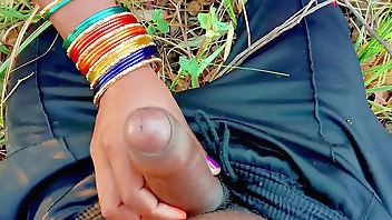 सरपत काटने गई राधिका भौजी और देवर ने वही पेल दिया