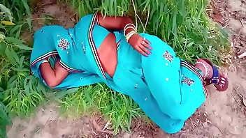 नई-नवेली सुन्दर भाभी को झाड़ी में बुलया ओर काम लगा दिया