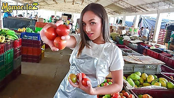 MAMACITAZ - एमेच्योर किशोर लैटिना लोरेना कास्त्रो कैम पर सेक्स करने के लिए बाजार से जाती है