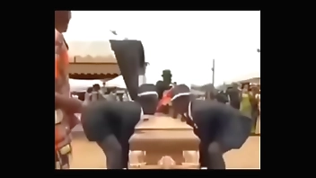 Meme do caixão - Alguém sabe o nome dela? Name? Nombre?