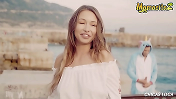 MAMACITAZ - हॉर्नी यूनिकॉर्न अपनी छोटी लड़की को खुश करता है (अल्बर्टो ब्लैंको और टेलर सैंड्स)