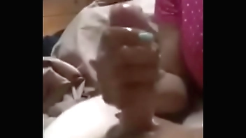 माँ सोने जाने से पहले अपने बेटे को एक हैंडजोब बनाती है