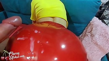 सेक्सी वह पुरुष बड़ा मुर्गा सह पर लाल लेटेक्स पैंट