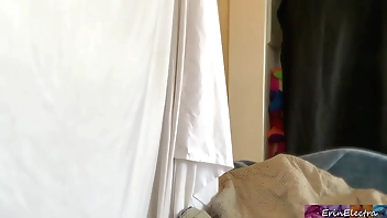 सौतेली माँ की पैंटी में स्खलित हो जाता है उसे सींग का बना हुआ