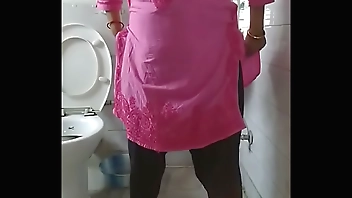 Indian bhabi pissing in toilet
