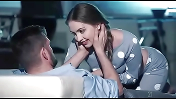 Assistindo filme na casa da novinha