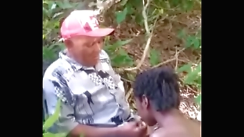 Joven grabada en la selva