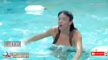 Samira drops her bra and you can see everything.