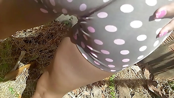 Minha Alice pequena    adora espiar o vizinho bate punheta no bananal acabou sendo pega e teve que dar o cuzinho