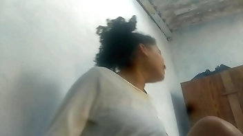 Cunhadinha me acordou em casa!!!Mas só quis fuder sem camisinha na Cama do Corno !!!  BombomD4 Vídeo Completo no Xvideos RED !!!