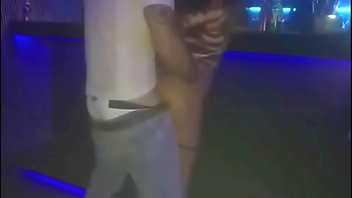Esposa putinha na BALADA LIBERAL, transando no camarote com novinho. Depois foi pegar uma bebida no bar outro amigo pegou ela apoiada no balcão do bar. Cornodapimenta filmando tudo.