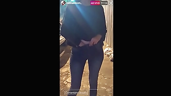 NA RUA, GOSTOSA BATE UMA EM PÚBLICO EM LIVE DO INSTAGRAM, COM PEITOS DE FORA! BUZINARAM AO VER! - Melina Bloom