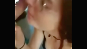 Sandra me la chupa hasta acabar en su voca