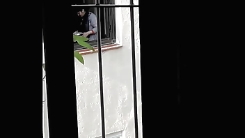 Vecino desnudo en el balcón